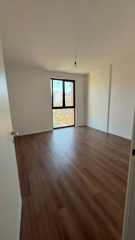 Tirane, jepet me qera apartament 1+1 Kati 4, 83 m² 1.000 € (Rruga e Kavajes)
