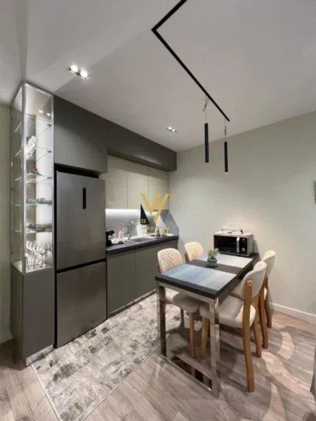 Tirane, jepet me qera apartament 1+1+Ballkon Kati 6, 65 m² 870 € (QENDER)