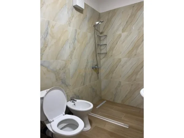 Tirane, jepet me qera apartament 1+1+Ballkon Kati 2, 70 m² 600 € (SELVIA)