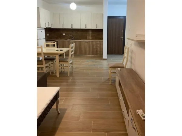 Tirane, jepet me qera apartament 1+1+Ballkon Kati 2, 70 m² 600 € (SELVIA)