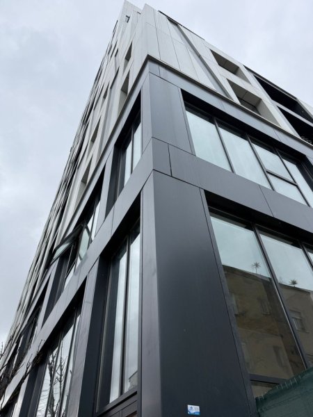 Tirane, jepet me qera zyre Kati 4, 110 m² 1.300 € (Barrikada)