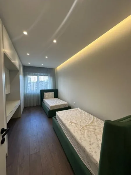 Tirane, jepet me qera apartament 2+1+Ballkon Kati 3, 111 m² 1.300 € (Rruga Dritan Hoxha)