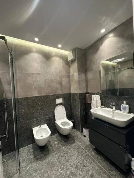 Tirane, jepet me qera apartament 2+1+Ballkon Kati 3, 111 m² 1.300 € (Rruga Dritan Hoxha)