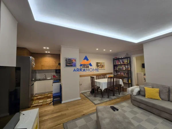 Tirane, jepet me qera apartament 3+1+Ballkon Kati 3, 100 m² 800 € 