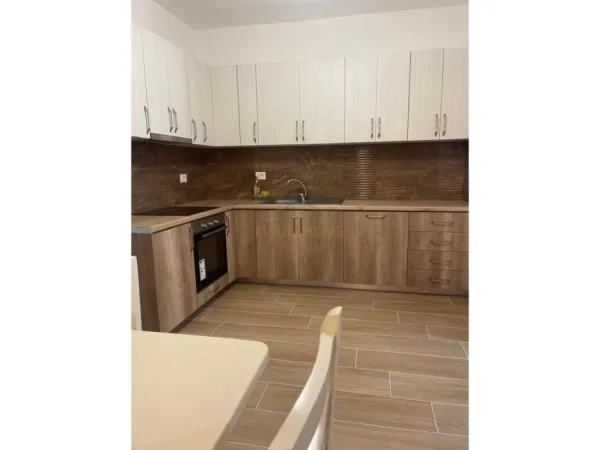 Tirane, jepet me qera apartament 1+1+Ballkon Kati 2, 70 m² 600 € (SELVIA)