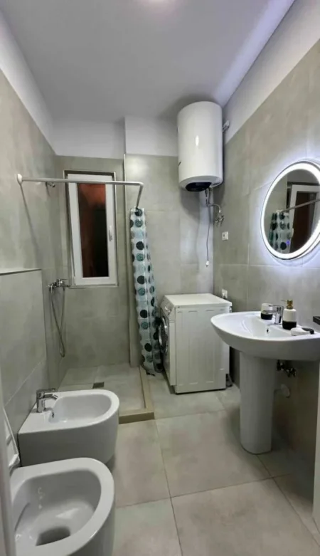 Tirane, jepet me qera apartament 2+1 Kati 5, 75 m² 600 € (5 MAJI)