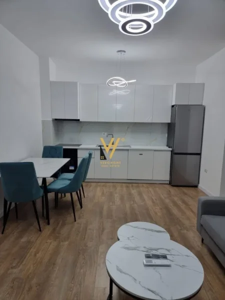 Tirane, jepet me qera apartament 1+1+Ballkon Kati 4, 60 m² 870 € (KOMUNA E PARISIT)