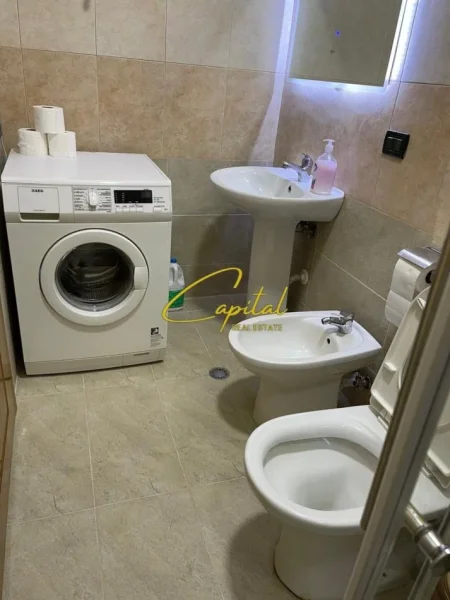 Tirane, jepet me qera apartament 2+1 Kati 8, 85 m² 800 € (ISH BLLOKU)