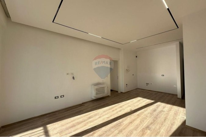 Tirane, jepet me qera zyre Kati 8, 100 m² 900 € (komune e Parisit)