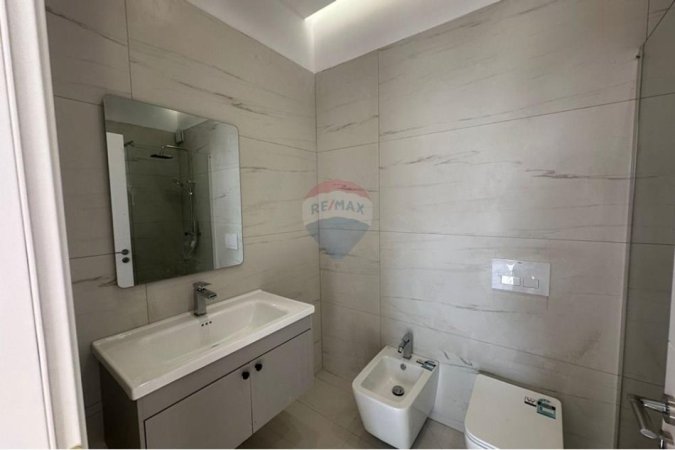 Tirane, jepet me qera zyre Kati 8, 100 m² 900 € (komune e Parisit)