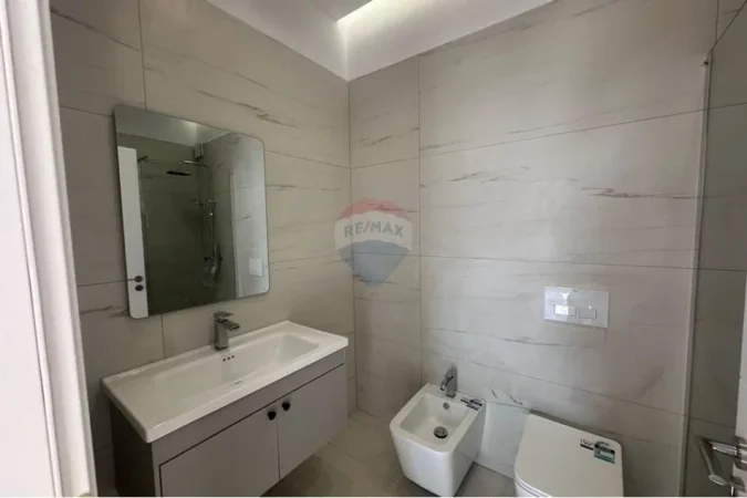 Tirane, jepet me qera zyre Kati 8, 100 m² 900 € (komune e Parisit)