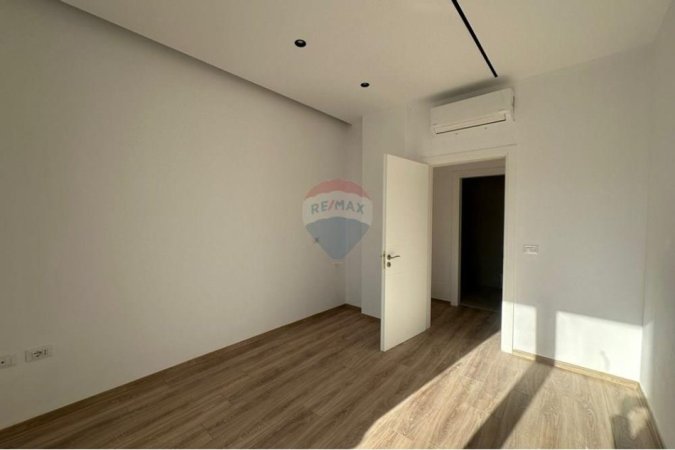 Tirane, jepet me qera zyre Kati 8, 100 m² 900 € (komune e Parisit)
