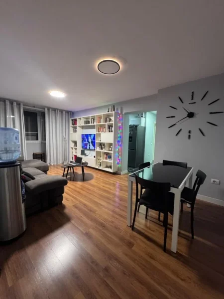 Tirane, jepet me qera apartament 2+1+Ballkon Kati 3, 90 m² 900 € (BLLOK)