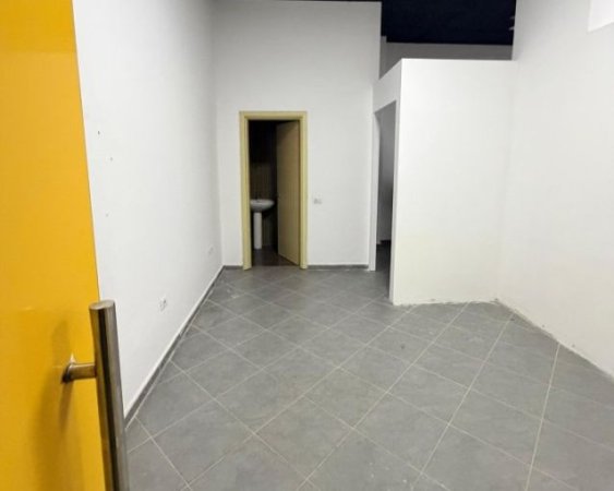 Tirane, jepet me qera dyqan Kati 0, 75 m² 330 € (ish parku i autobusave , globe)