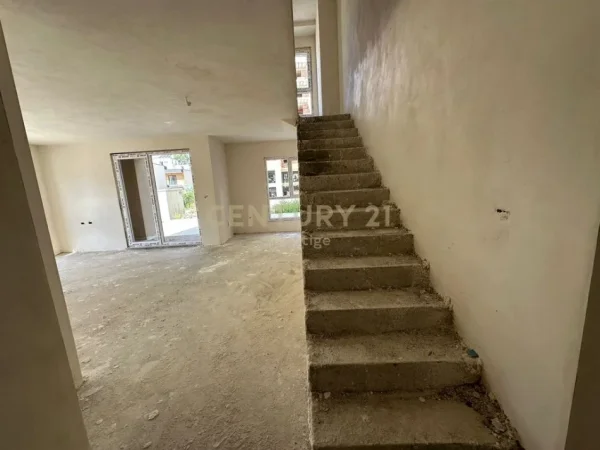 Tirane, shitet apartament duplex 2+1 Kati 0, 123 m² 140.000 € (Golem)