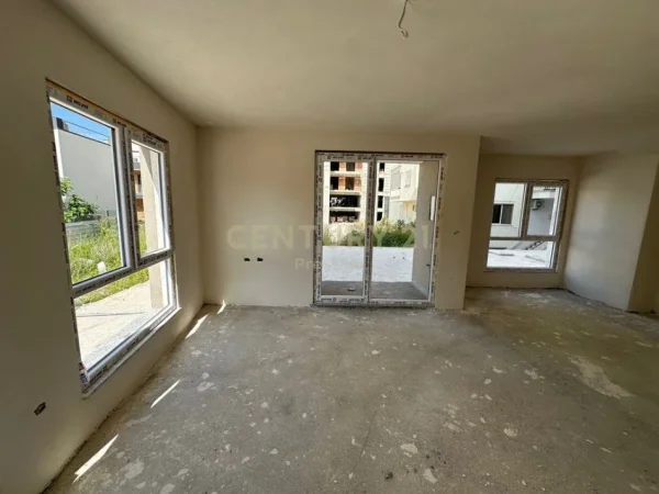 Tirane, shitet apartament duplex 2+1 Kati 0, 123 m² 140.000 € (Golem)