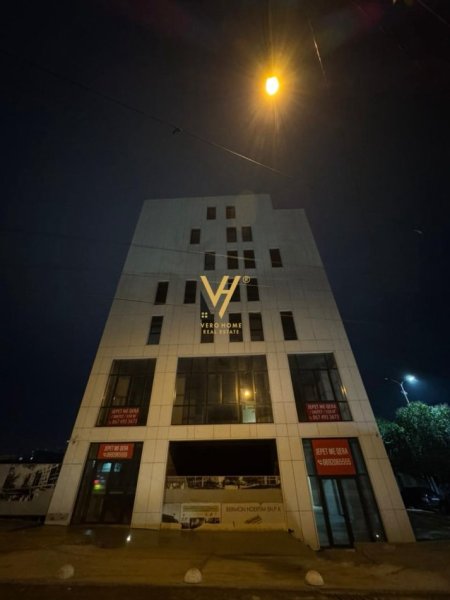 Tirane, jepet me qera ambjent biznesi Kati 1, 1.100 m² 6.800 € (BULEVARDI I RI)