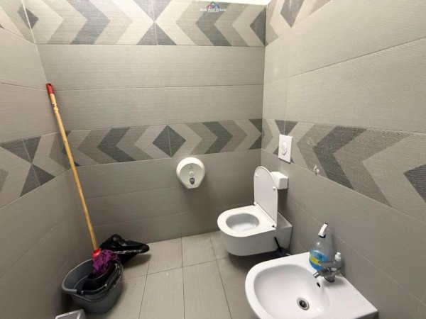 Tirane, jepet me qera zyre Kati 2, 200 m² 1.883 € (ish ekspozita)