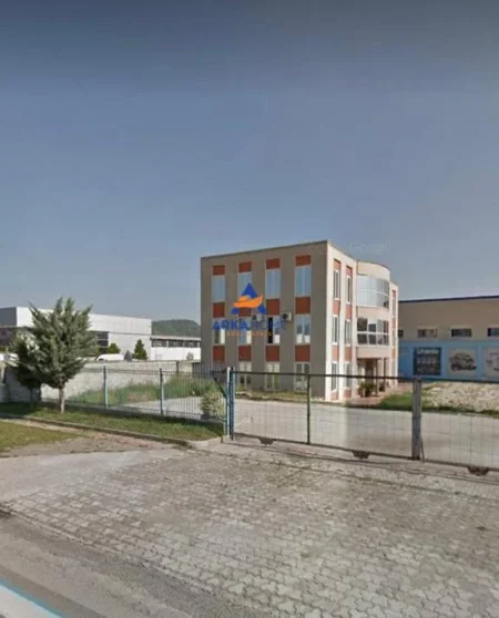 Tirane, jepet me qera ambjent biznesi Kati 3, 660 m² 4.000 € 