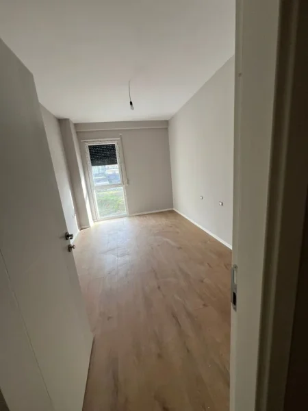 Tirane, jepet me qera zyre Kati 1, 100 m² 500 € (BULEVARDI I RI)