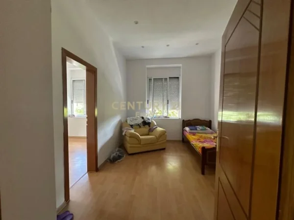 Tirane, jepet me qera apartament 3+1 Kati 4, 95 m² 800 € (Taivan)