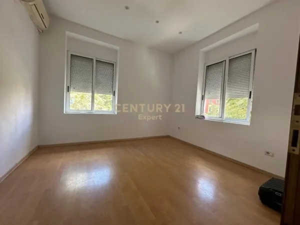 Tirane, jepet me qera apartament 3+1 Kati 4, 95 m² 800 € (Taivan)