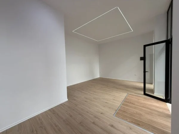 Tirane, jepet me qera dyqan Kati 0, 54 m² 1.100 € (Mine Peza)