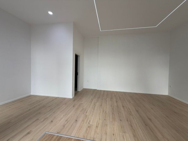 Tirane, jepet me qera dyqan Kati 0, 54 m² 1.100 € (Mine Peza)