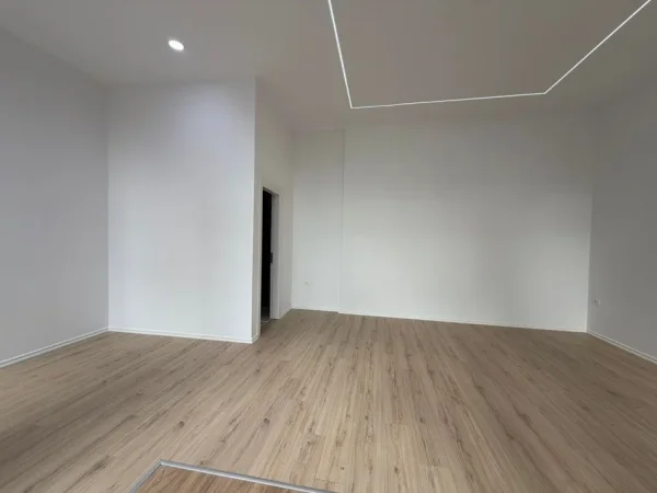 Tirane, jepet me qera dyqan Kati 0, 54 m² 1.100 € (Mine Peza)