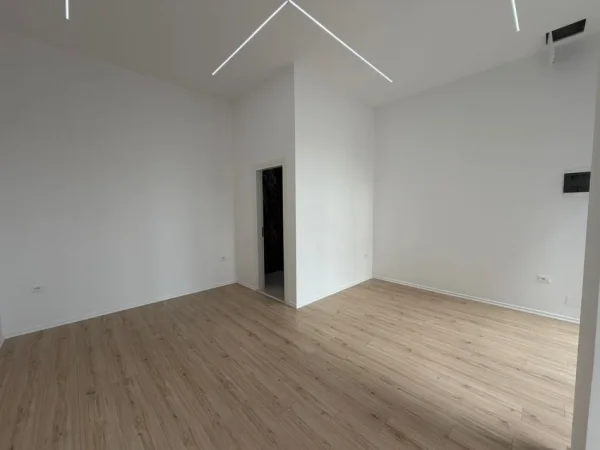 Tirane, jepet me qera dyqan Kati 0, 54 m² 1.100 € (Mine Peza)