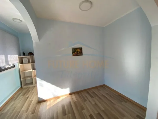 Tirane, jepet me qera apartament 1+1 Kati 2, 54 m² 550 € (ALI DEM)