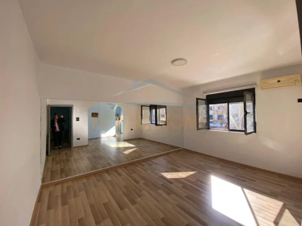 Tirane, jepet me qera apartament 1+1 Kati 2, 54 m² 550 € (ALI DEM)