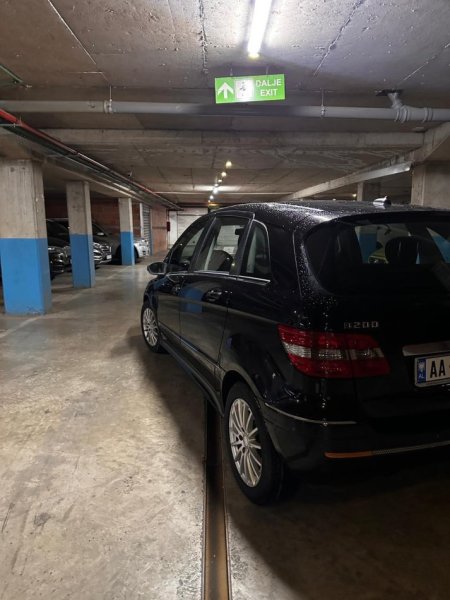 Tirane, shes makine Benz B class Nafte, e zeze automatik Kondicioner 330.000 km 4.000 €