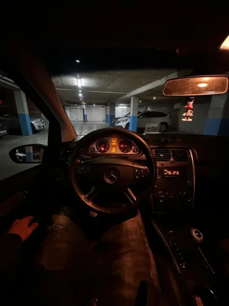 Tirane, shes makine Benz B class Nafte, e zeze automatik Kondicioner 330.000 km 4.000 €