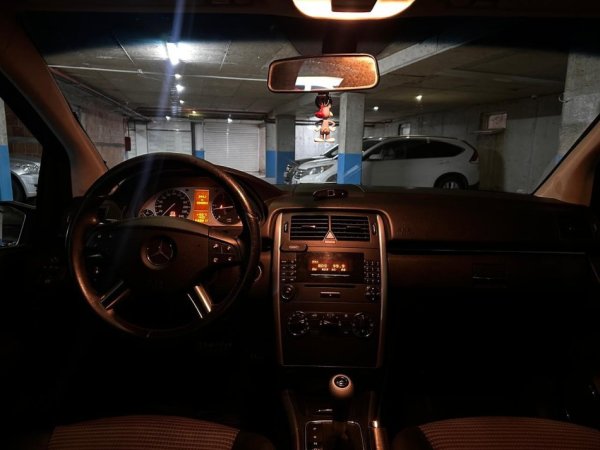 Tirane, shes makine Benz B class Nafte, e zeze automatik Kondicioner 330.000 km 4.000 €