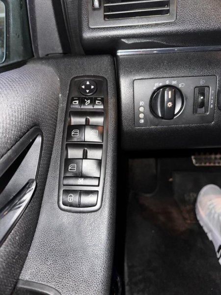 Tirane, shes makine Benz B class Nafte, e zeze automatik Kondicioner 330.000 km 4.000 €