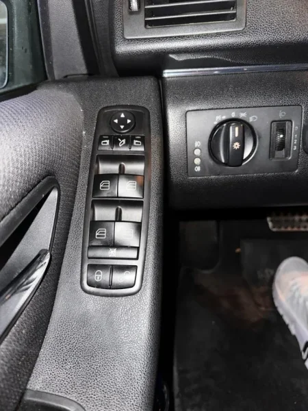 Tirane, shes makine Benz B class Nafte, e zeze automatik Kondicioner 330.000 km 4.000 €