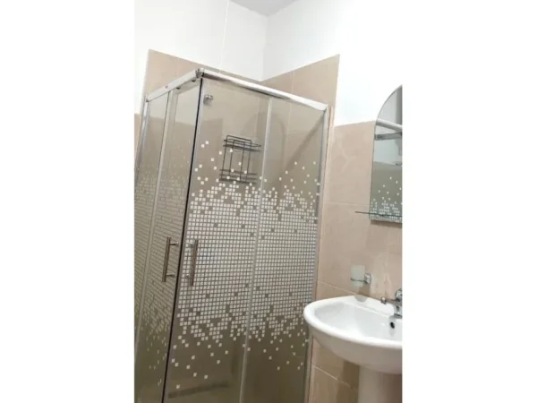 Tirane, jepet me qera apartament 2+1 Kati 1, 90 m² 450 € 