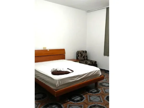 Tirane, jepet me qera apartament 2+1 Kati 1, 90 m² 450 € 