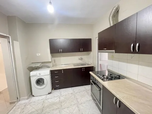 Tirane, jepet me qera apartament 2+1 Kati 2, 81 m² 550 € 