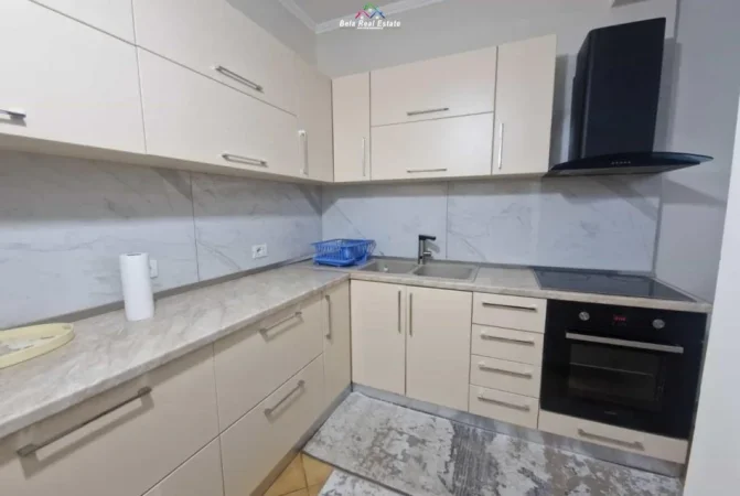 Tirane, jepet me qera apartament 2+1+Ballkon Kati 7, 110 m² 700 € (Komuna e parisit)