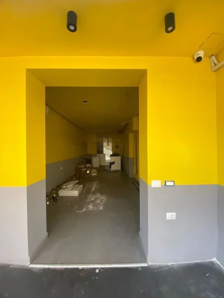 Tirane, jepet me qera dyqan Kati 0, 80 m² 2.000 € (21 DHJETORI)