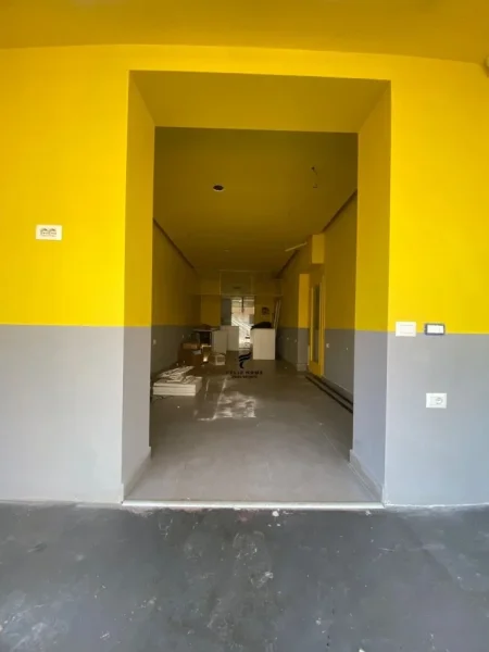 Tirane, jepet me qera dyqan Kati 0, 80 m² 2.000 € (21 DHJETORI)
