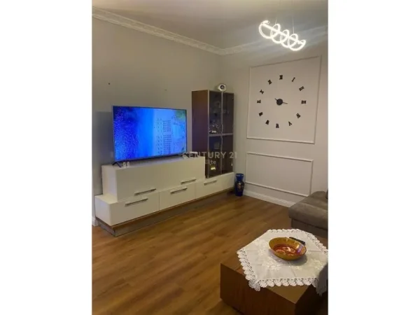 Tirane, jepet me qera apartament 2+1 , 78 m² 650 € 