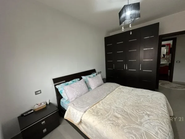 Tirane, jepet me qera apartament 2+1 Kati 2, 90 m² 550 € 
