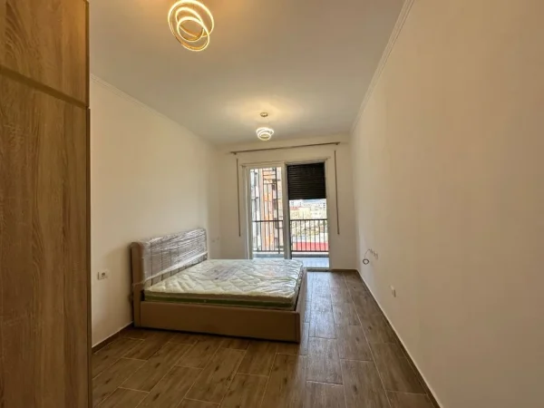 Tirane, jepet me qera apartament 1+1 Kati 4, 40 m² 400 € (Rruga 5-Maji.)
