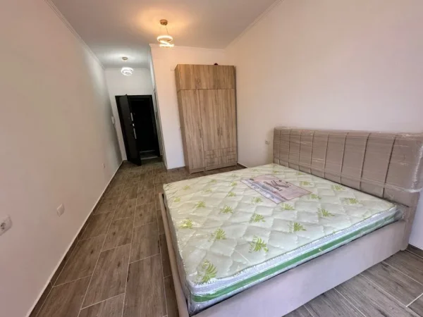 Tirane, jepet me qera apartament 1+1 Kati 4, 40 m² 400 € (Rruga 5-Maji.)