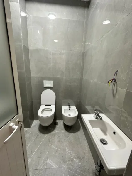 Tirane, jepet me qera apartament 1+1 Kati 4, 40 m² 400 € (Rruga 5-Maji.)