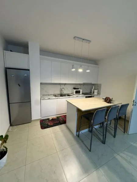 Durres, jepet me qera apartament 1+1+Ballkon Kati 6, 70 m² 400 € (Siper Conad, Rr. e Portit)