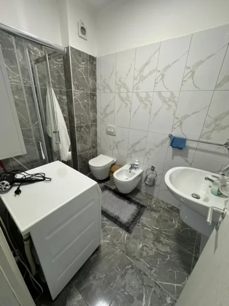 Durres, jepet me qera apartament 1+1+Ballkon Kati 6, 70 m² 400 € (Siper Conad, Rr. e Portit)